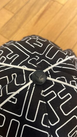 Cappello Fendi estivo nero e bianco