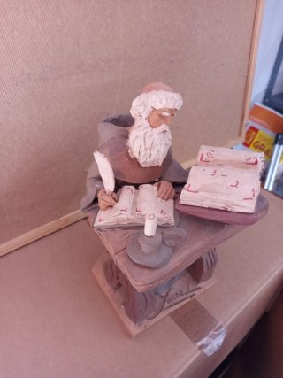 Figura de anciano monje escribiendo