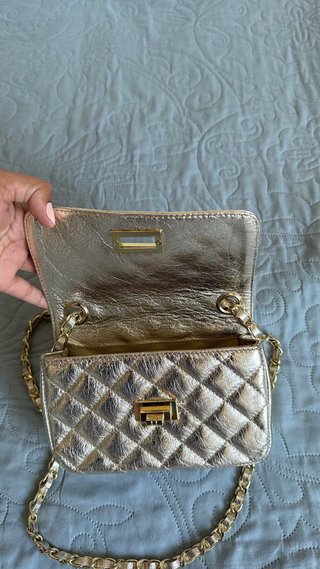Bolso de mano dorado para fiesta