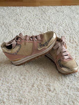 Deportivas doradas y rosas