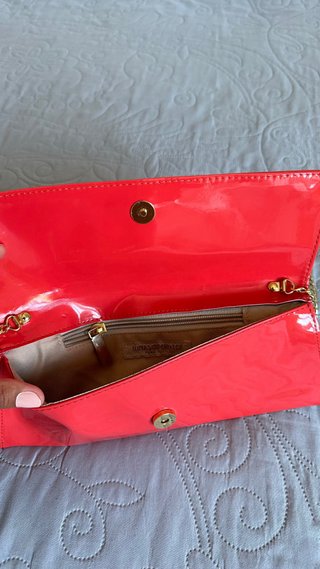 Bolso de mano rojo con cadena dorada