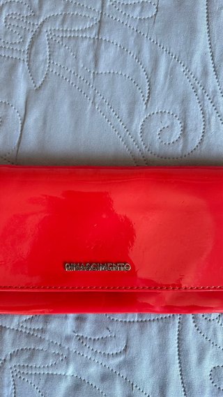 Bolso de mano rojo con cadena dorada
