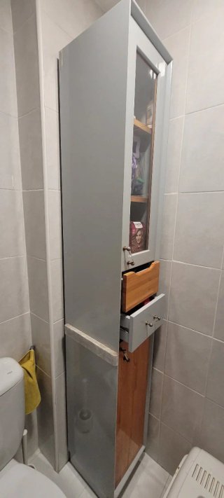 Estantería de baño gris y madera
