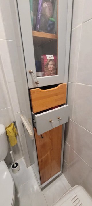 Estantería de baño gris y madera