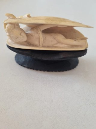Talla miniatura figura mujer en concha