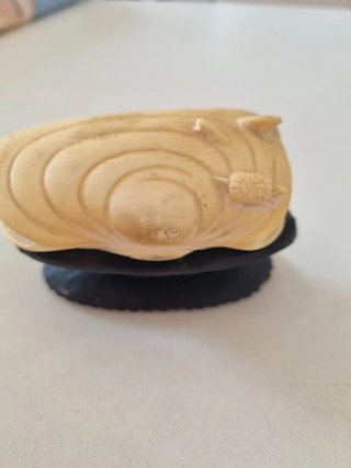 Talla miniatura figura mujer en concha