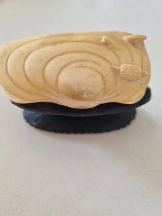 Talla miniatura figura mujer en concha