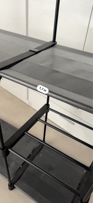 Estantería con perchero negro y gris
