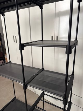 Estantería con perchero negro y gris