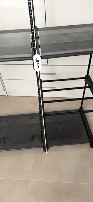 Estantería con perchero negro y gris