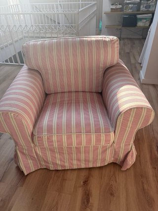 2 Sillones de tela rosas y blancos y mesa auxiliar