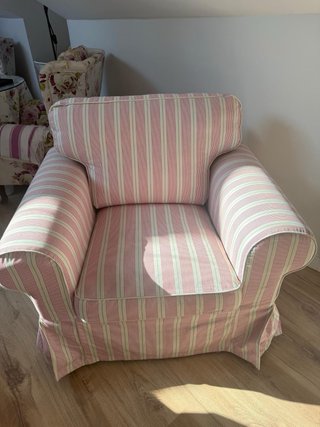 2 Sillones de tela rosas y blancos y mesa auxiliar