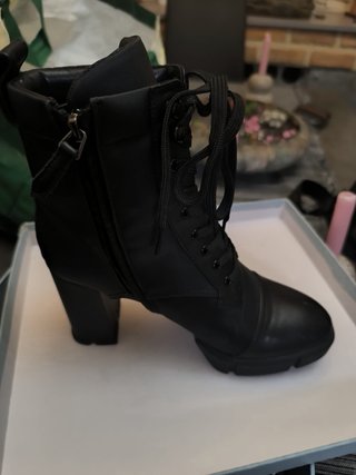 Stivali neri molto simili a Prada