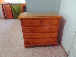 Cómoda de madera con tapa de cristal
