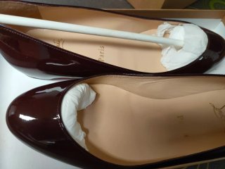 Zapatos Christian Louboutin granate, color vino.