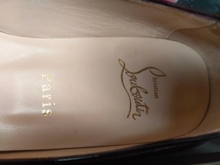 Zapatos Christian Louboutin granate, color vino.