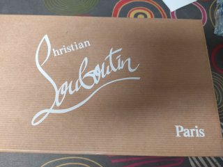 Zapatos Christian Louboutin granate, color vino.