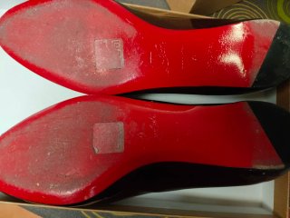 Zapatos Christian Louboutin granate, color vino.