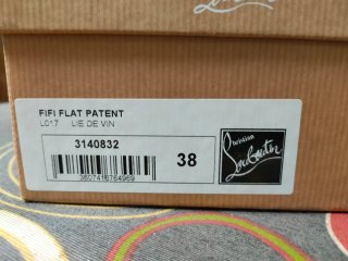Zapatos Christian Louboutin granate, color vino.
