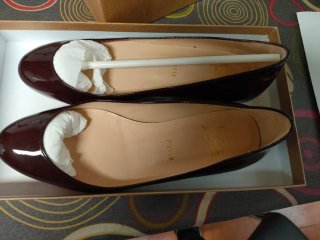 Zapatos Christian Louboutin granate, color vino.