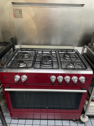 Cocina a gas y butano roja con horno