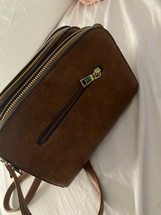 Bolso marrón de piel sintética