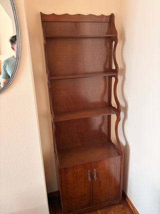 Estantería de madera con puertas