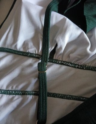 Traje de baño verde con volantes