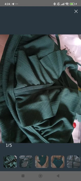 Traje de baño verde con volantes