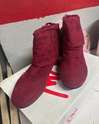 Botines rojos ante Marypaz
