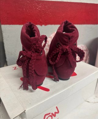 Botines rojos ante Marypaz