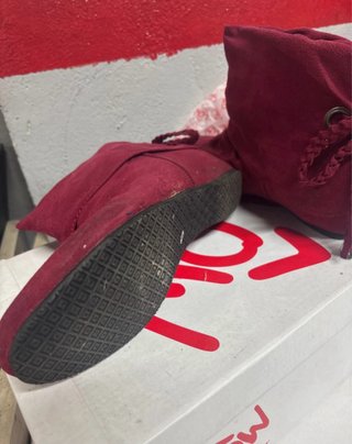 Botines rojos ante Marypaz