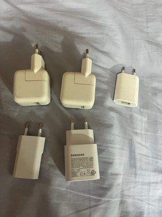Cargadores Apple y Samsung