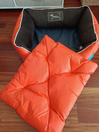 Cama para perro naranja y marrón