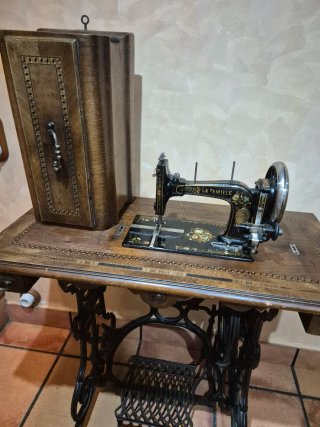 Máquina de coser antigua La Famille