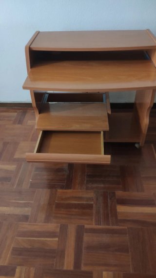 Mesa escritorio Ordenador de madera marrón cerezo.