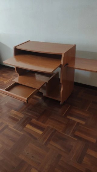 Mesa escritorio Ordenador de madera marrón cerezo.