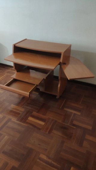 Mesa escritorio Ordenador de madera marrón cerezo.