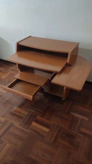 Mesa escritorio Ordenador de madera marrón cerezo.