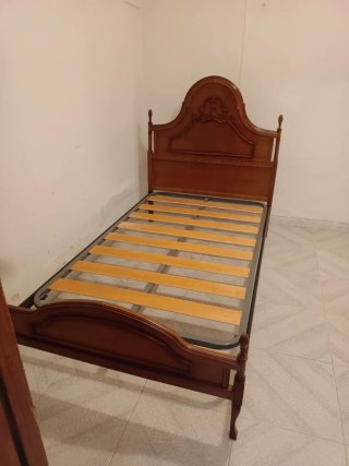 Cama antigua de madera y metal