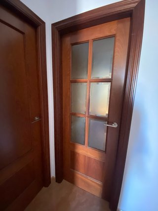 Puerta de madera con cristal