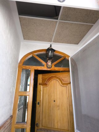 Puerta de entrada de madera