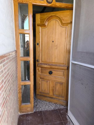 Puerta de entrada de madera