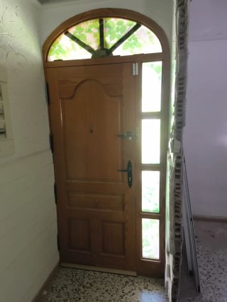 Puerta de entrada de madera