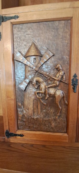 Aparador Castaño Macizo Tallado a Mano