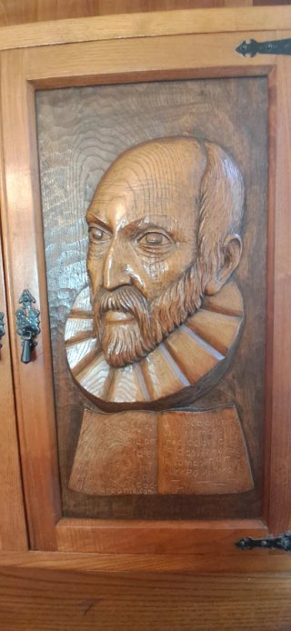 Aparador Castaño Macizo Tallado a Mano