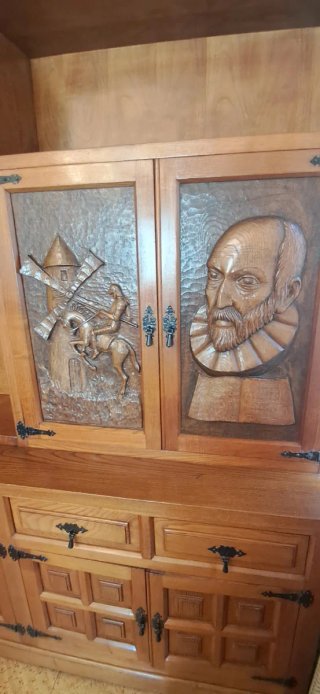 Aparador Castaño Macizo Tallado a Mano