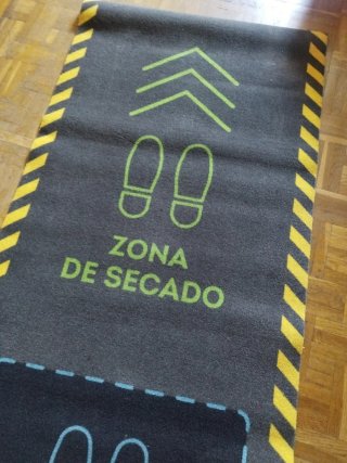Alfombra de bienvenida gris y amarilla