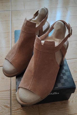 Sandalias de tacón beige y marrón