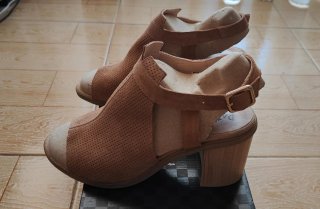 Sandalias de tacón beige y marrón